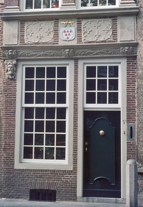 22305 Gezicht op de voordeur van het pand Nieuwegracht 37 te Utrecht.